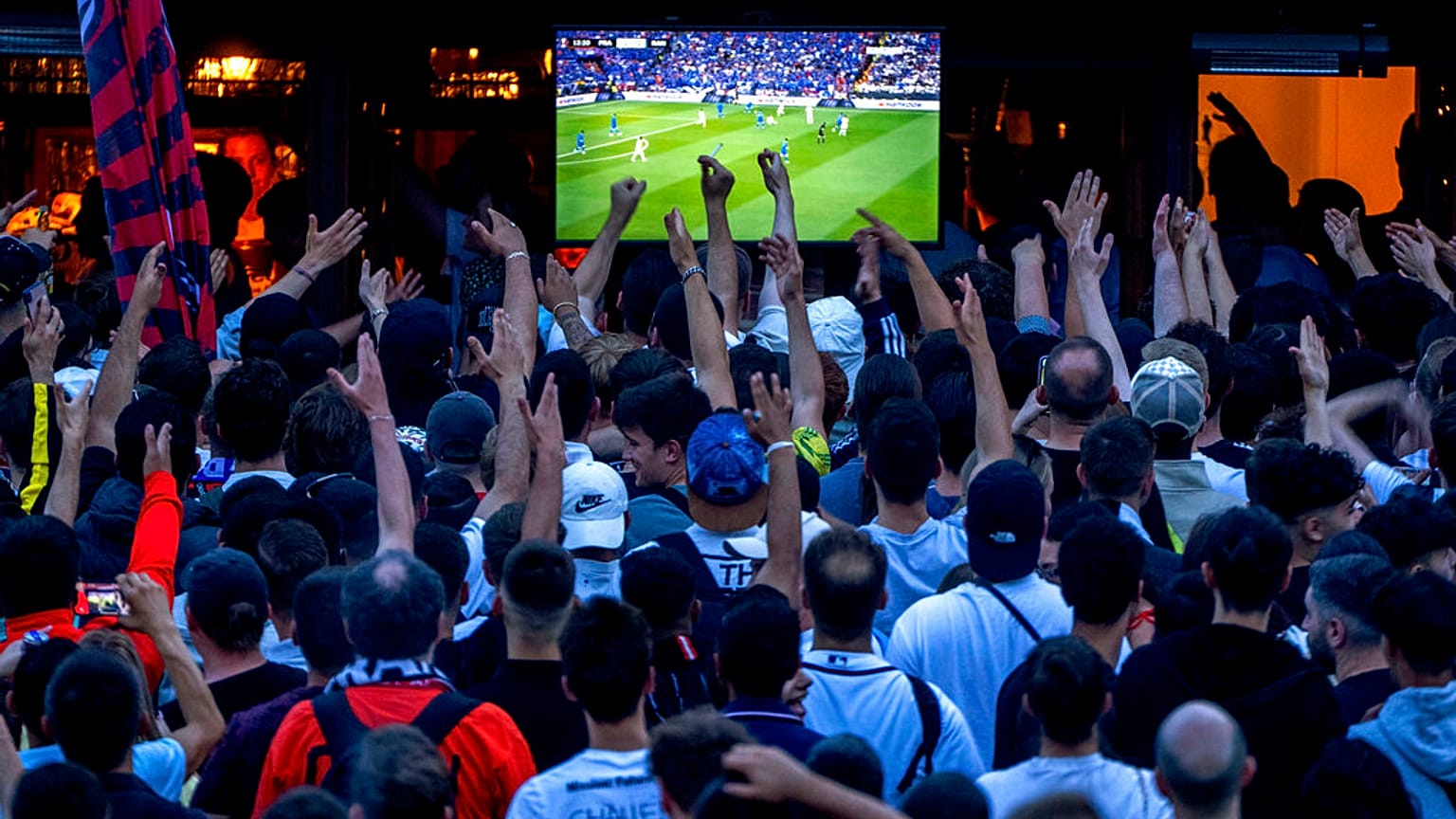 Archives - Supporters de foot regardant un match sur un grand écran à Francfort (Allemagne), le 18/05/2022