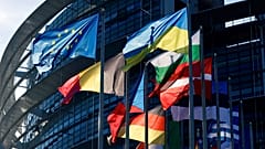 Fransa'nın Strazburg kentindeki Avrupa Parlamentosu binası önünde AB üyesi ülkelerin ve Ukrayna'nın bayrakları asılı 