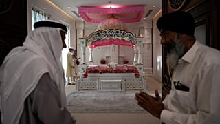 كاهن هندوسي يرحب بضيف إماراتي خلال حفل افتتاح المعبد الهندوسي الجديد في دبي. 2022/10/04