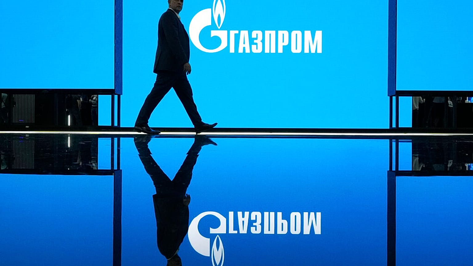 Ein Mann besucht am Mittwoch, 14. September 2022, eine Ausstellung auf dem St. Petersburger Internationalen Gasforum in St. Petersburg, Russland, mit einem Logo des russischen Gasmonopols Gazprom.