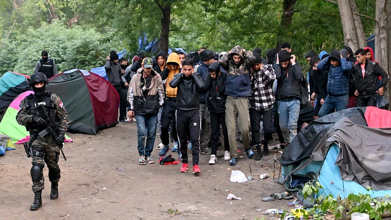 Szerb rendőrök felszámolnak egy migránstábort a magyar határ közelében, 2022. október 5-én