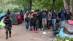 Szerb rendőrök felszámolnak egy migránstábort a magyar határ közelében, 2022. október 5-én