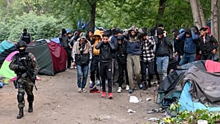Szerb rendőrök felszámolnak egy migránstábort a magyar határ közelében, 2022. október 5-én