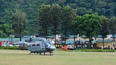 Hindistan'ın Uttarakhand. eyaletinde felaketinde kurtarma çalışmalarına katılan bir helikopter