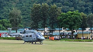 Hindistan'ın Uttarakhand. eyaletinde felaketinde kurtarma çalışmalarına katılan bir helikopter