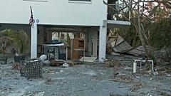 Fachada de un edificio destrozada por el paso de Ian