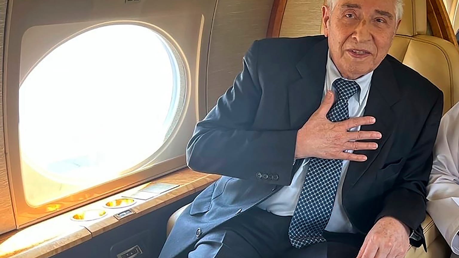 محمد باقر نمازي، إيراني أمريكي احتجزته إيران بسبب تهم بالتجسس، يغادر إلى سلطنة عُمان. 2022/10/05