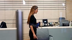 Lübnan'da parasını çekmek için bankaya avukatla giden milletvekili Cynthia Zarazir