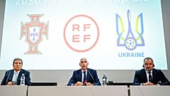 Die Vorsitzenden der Fußballverbände Portugals, Spaniens und der Ukraine bei der Vorstellung der Bewerbung.