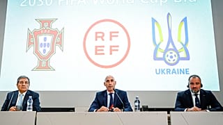 Presidentes das federações de futebol de Portugal, Espanha e Ucrânia na conferência de imprensa em Nyon (Suíça)