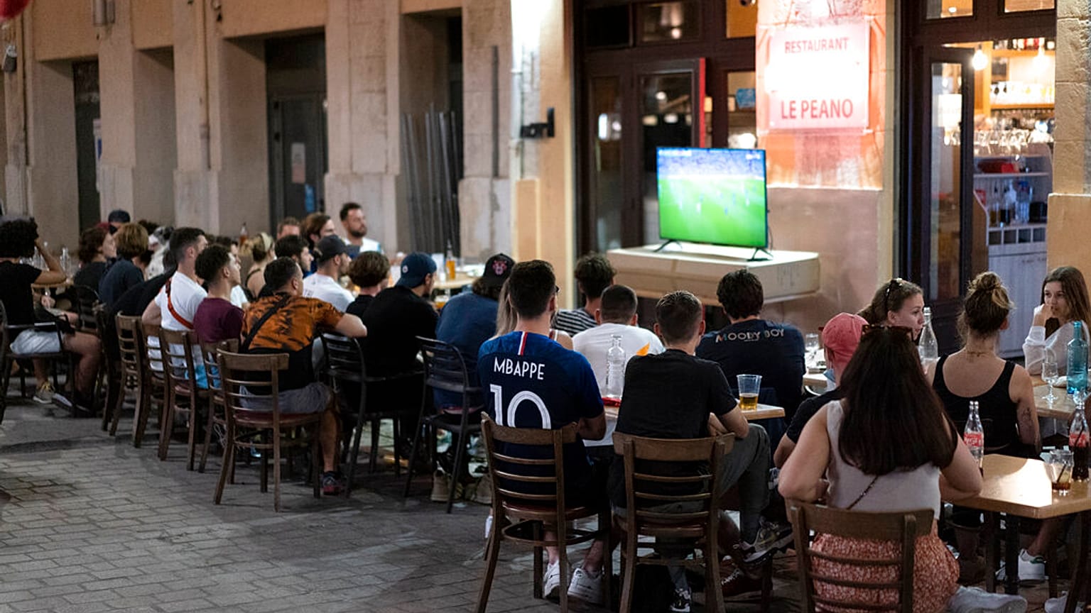 ARCHIVES - Fans de foot regardant un match dans un bar à Marseille (France), le 15/06/2021