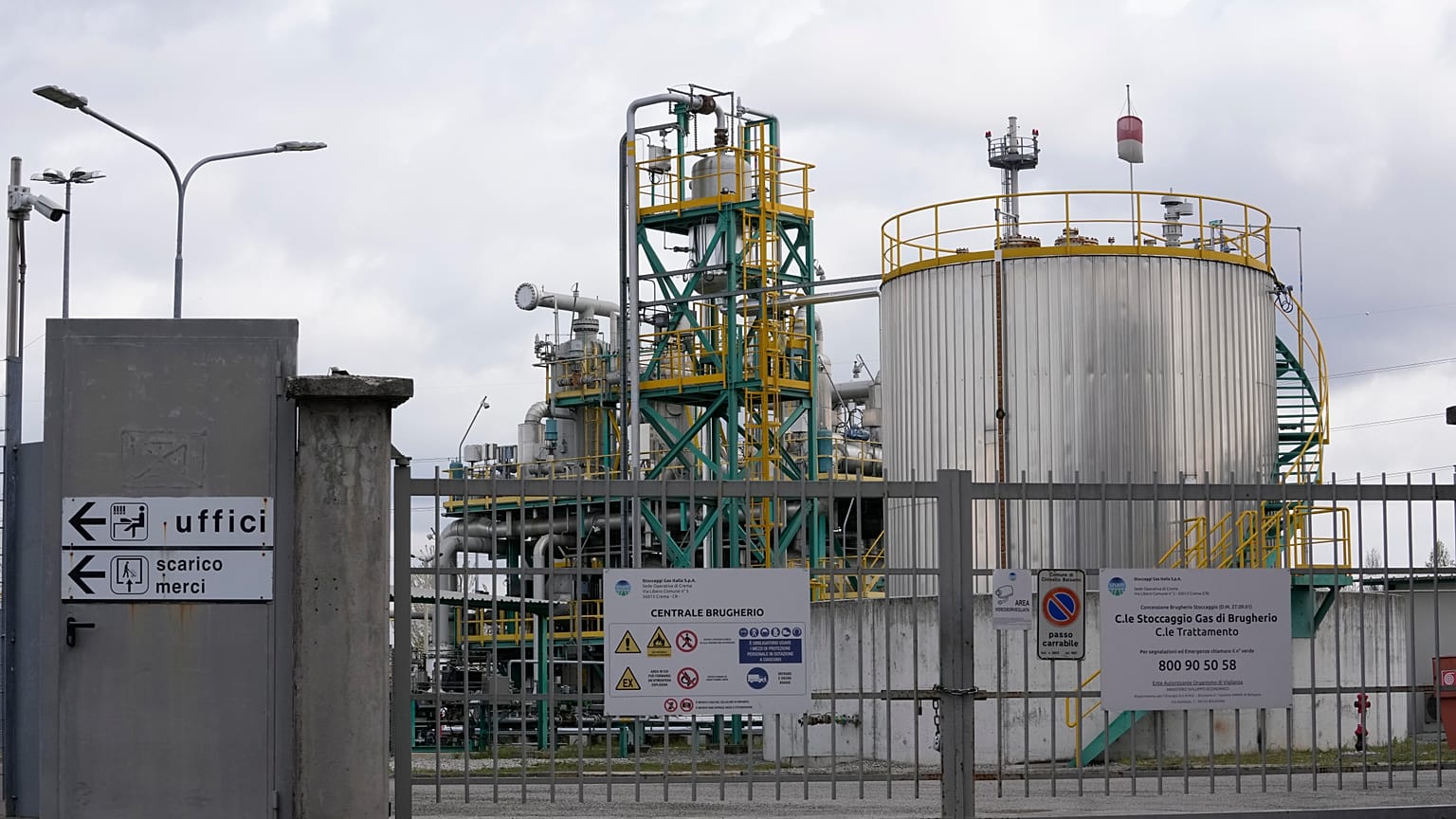 Газохранилище фабрики Snam в Италии