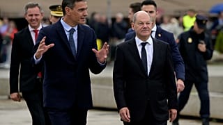 El presidente del Gobierno español, Pedro Sánchez (izquierda), y el canciller alemán, Olaf Scholz, presiden la cumbre hispano alemana