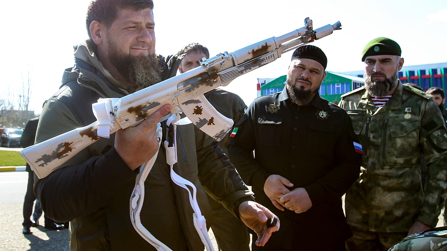 القائد الشيشاني رمضان قديروف يحمل رشاش كالاشنيكوف مطليا باللون الأبيض - غروزني. 2021/03/09