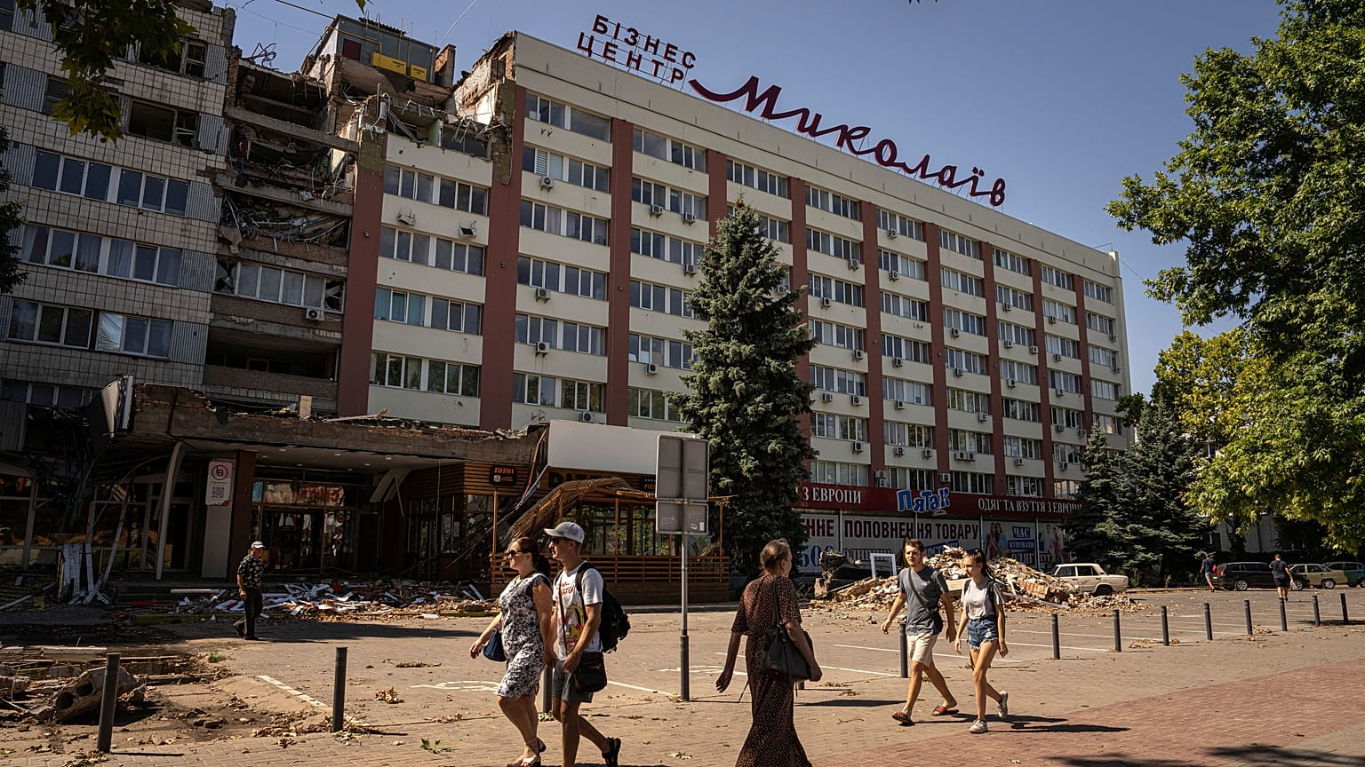 В Николаеве мирная жизнь соседствует со следами войны