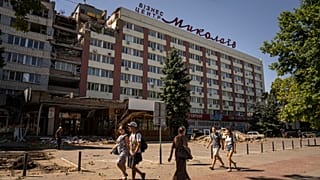 В Николаеве мирная жизнь соседствует со следами войны