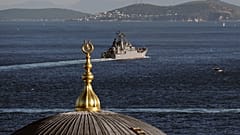 Корабль ВМФ России в Босфоре