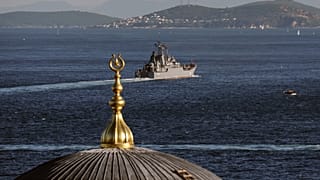 Корабль ВМФ России в Босфоре
