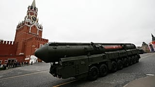 Пусковая установка для межконтинентальной баллистической ракеты "Тополь-М" на параде в Москве 9 мая 2017