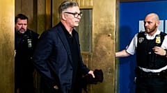 Baldwin bírósági meghallgatására érkezik Manhattanben 2019. február 23-án, egy férfi azzal vádolta, hogy megütötte