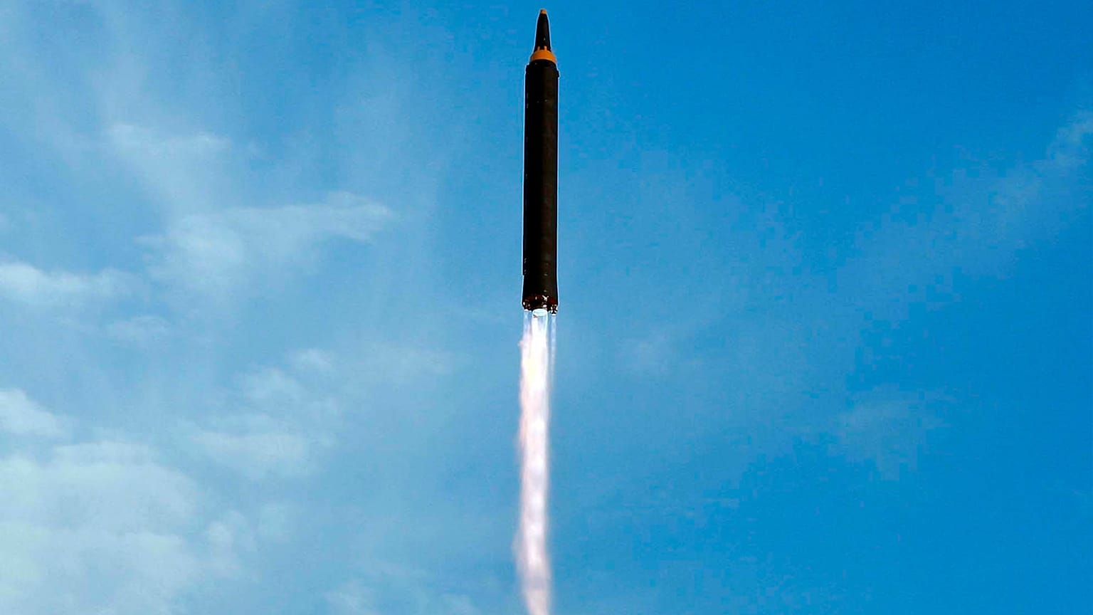 اختبار إطلاق صاروخ متوسط متوسط المدى Hwasong-12 في كوريا الشمالية.