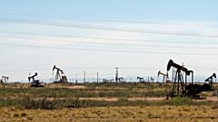 Нефтяные вышки на месторождении в Новой Мексике
