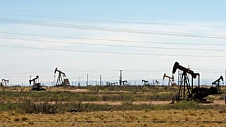 Нефтяные вышки на месторождении в Новой Мексике