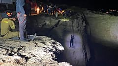 Yunanistan'ın Çuha Adası açıklarında batan göçmen teknesindekilerin kurtarılması için yürütülen çalışmalar