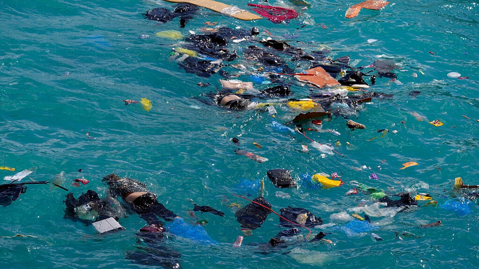 Des corps parmi les débris après qu'un voilier transportant des exilés a coulé au large de l'île de Cythère, en Grèce, jeudi 6 octobre 2022. 