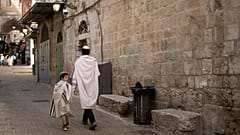 يهودي وابنه يسيران في أزقة البلدة القديمة في القدس في عيد الغفران