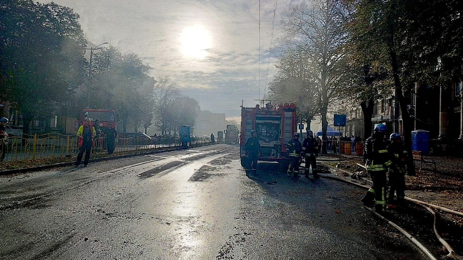 Secours intervenant après une frappe qui s'est abattue sur un quartier de Zaporijjia, le 6 octobre 2022