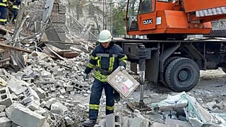 Membro de equipa de resgate em Zaporíjia