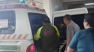 Videófelvétel képkockája: mentőautó a thaiföldi óvoda épülete előtt 
