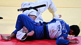 L'Israélien Yam Wolczak (blanc) et le Taïwanais Yang Yung Wei combattent pour la médaille de bronze dans la catégorie des moins de 60 kg