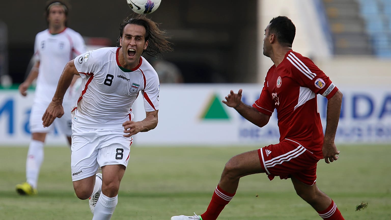 اللاعب الإيراني علي كريمي في إحدى مباراياته