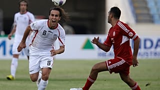 اللاعب الإيراني علي كريمي في إحدى مباراياته