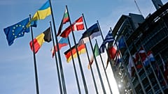 Eine ukrainische Flagge weht vor dem Europäischen Parlament