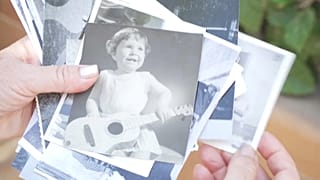 María José muestra una foto de niña. Se les dijo que su hermana melliza había muerto, nunca más volvió a saber de ella