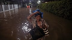Une femme dans une rue inondée de Jakarta (6/10/22)