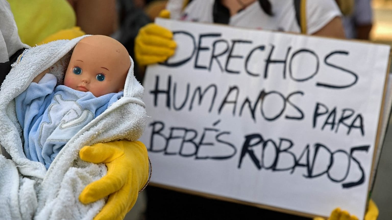 In Spanien wurden zur Zeit des Franco-Regimes, hunderttausende Babys von ihren Eltern getrennt