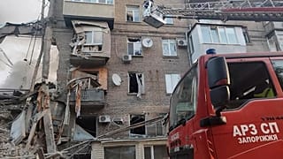 Tűzoltók dolgoznak a rakétatámadás után.