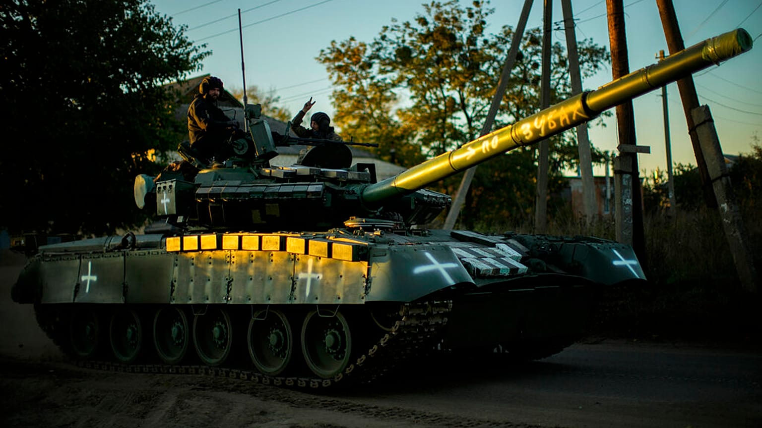 Des militaires ukrainiens traversent le village d'Oskil, en Ukraine, jeudi 6 octobre 2022. 