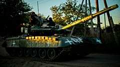 Des militaires ukrainiens traversent le village d'Oskil, en Ukraine, jeudi 6 octobre 2022. 
