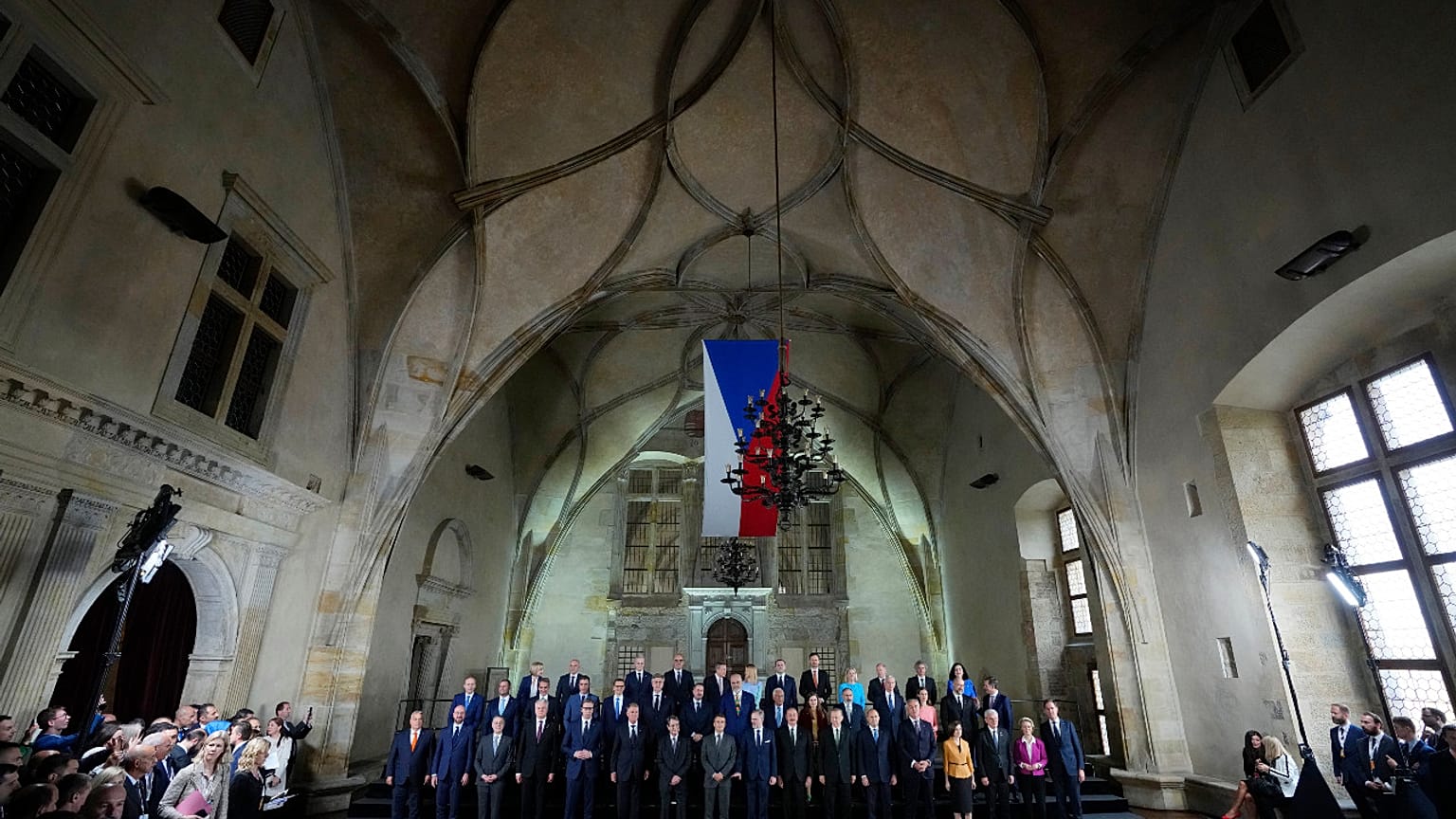 Familienfoto des ersten Gipfels der Europäischen Politischen Gemeinschaft in Prag