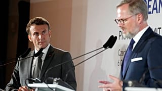 A francia elnök és a cseh kormányfő a prágai csúcstalálkozón 2022. október 6-án