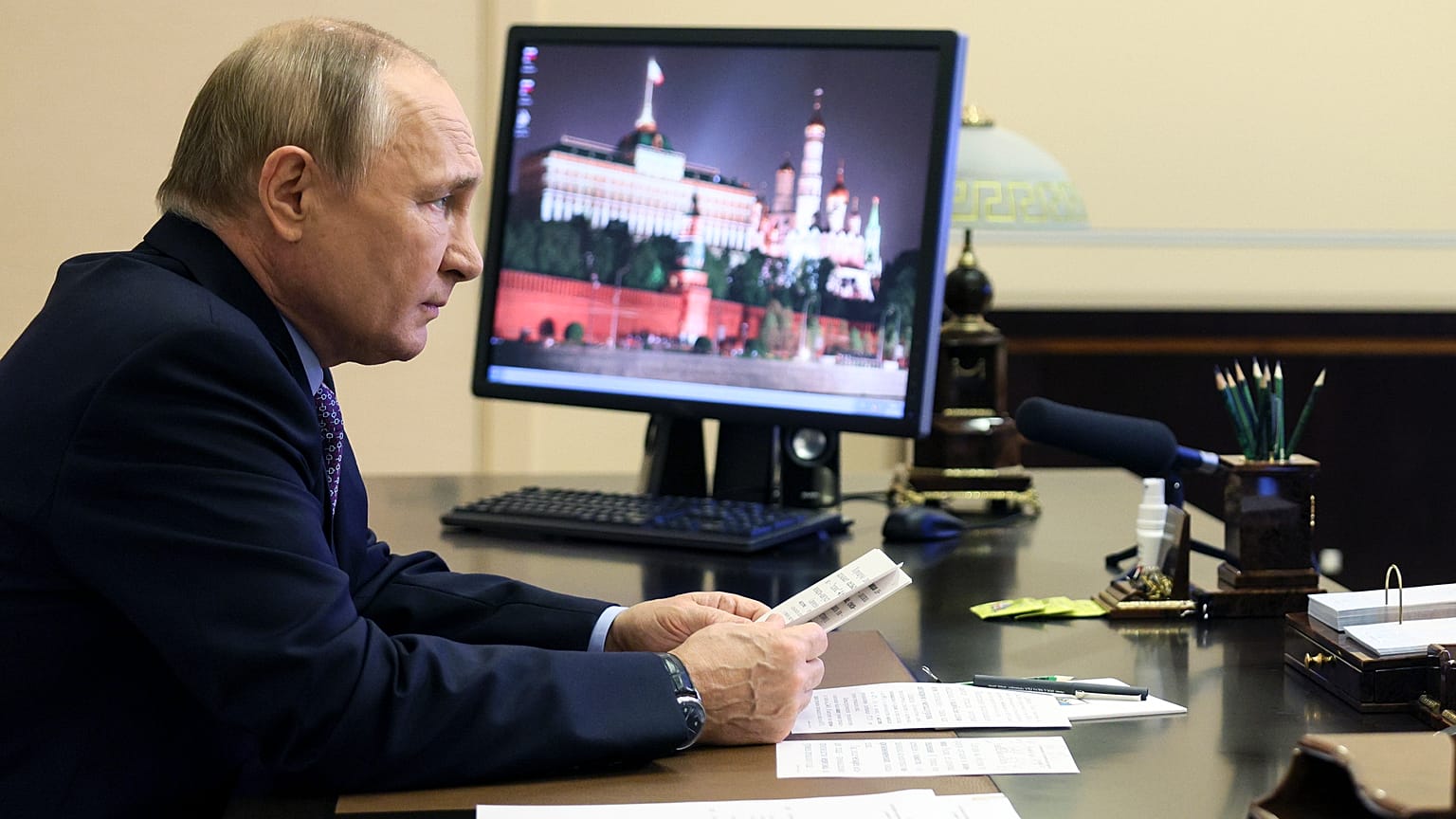 Президент России Владимир Путин за работой
