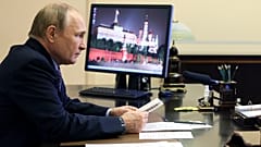 Президент России Владимир Путин за работой