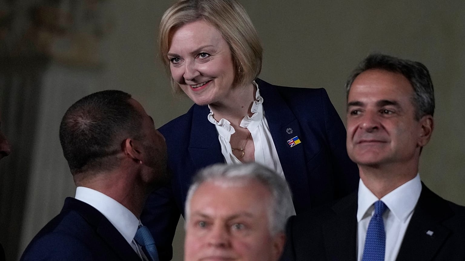 İngiltere Başbakanı Liz Truss (ortada), Yunanistan Başbakanı Miçotakis (solda)