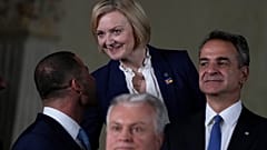 İngiltere Başbakanı Liz Truss (ortada), Yunanistan Başbakanı Miçotakis (solda)