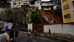 Derrumbe de un muro de contención de una vivienda de Caracas